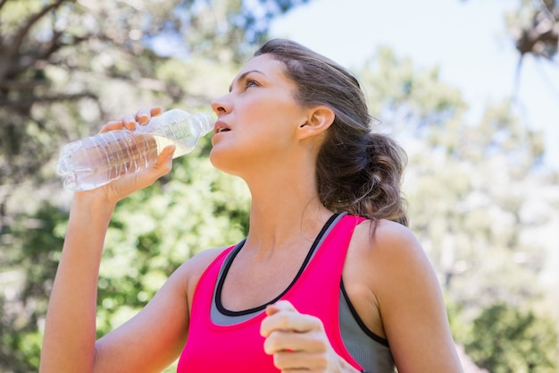 Jeune femme apte à boire de l'eau