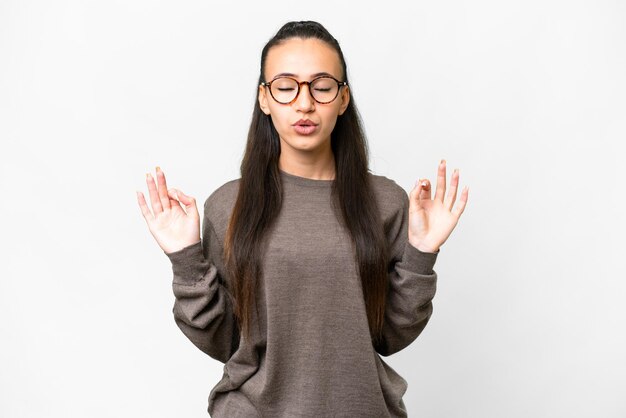 Une jeune femme arabe sur un fond blanc isolé dans une pose zen