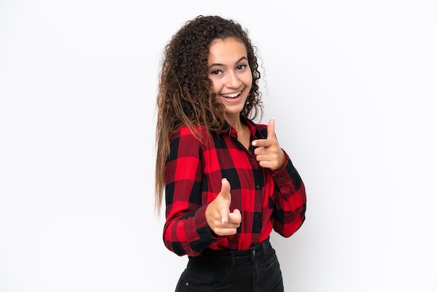 Jeune femme arabe isolée sur fond blanc pointant vers l'avant et souriant