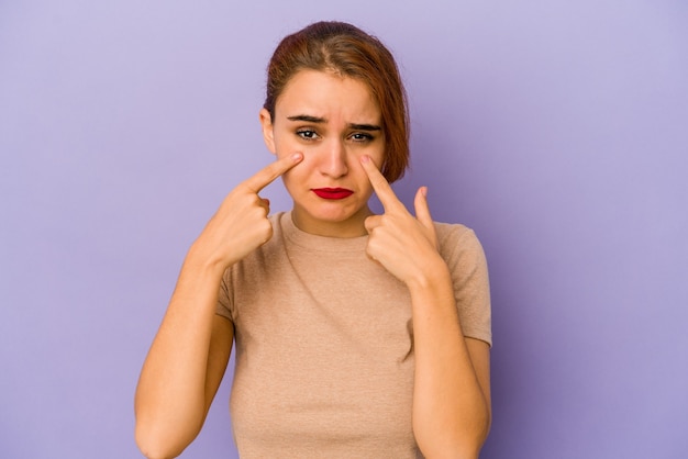 Jeune femme arabe métisse pleurant, mécontente de quelque chose, de l'agonie et de la confusion.