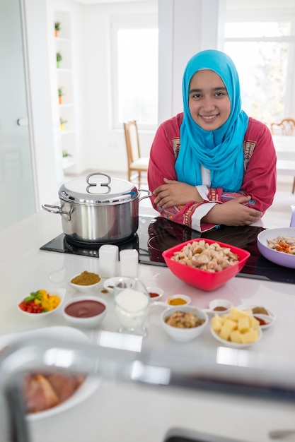 Jeune femme arabe musulmane dans la cuisine