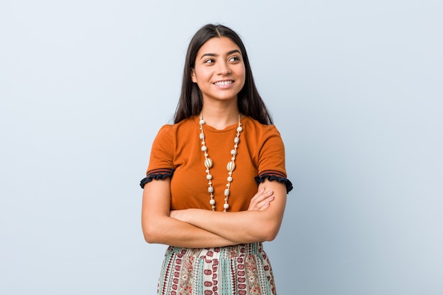 Jeune femme arabe souriante confiante avec les bras croisés.