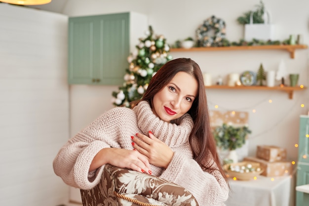 Jeune femme, à, arbre noël