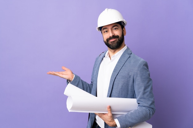 Jeune femme architecte sur fond isolé