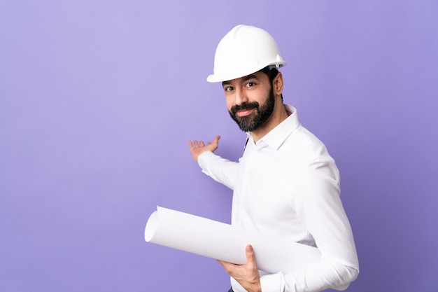 Jeune femme architecte sur fond isolé