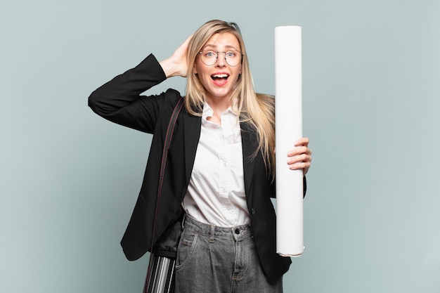 Jeune femme architecte se sentant stressée, inquiète, anxieuse ou effrayée, les mains sur la tête, paniquée par erreur