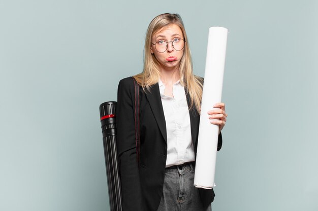 Jeune femme architecte se sentant triste et pleurnicharde avec un regard malheureux, pleurant avec une attitude négative et frustrée