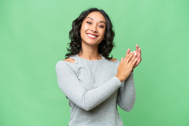 Jeune femme argentine sur fond isolé applaudissant