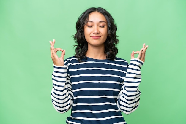 Jeune femme argentine sur fond isolé dans une pose zen