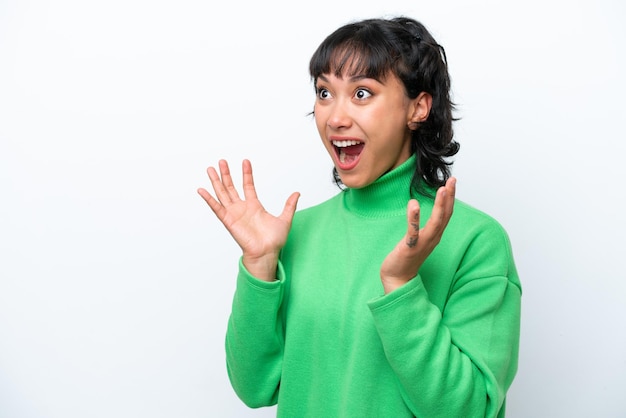 Jeune femme argentine isolée sur fond blanc avec une expression faciale surprise