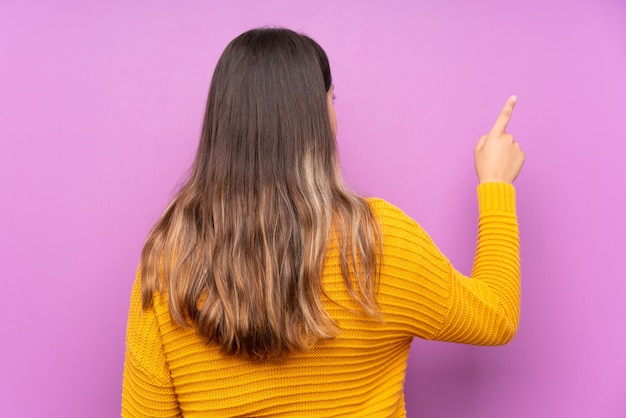 Jeune femme en arrière avec l'index