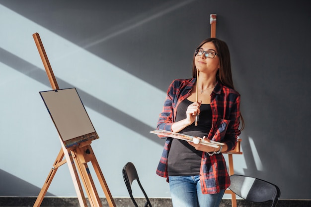 Jeune femme artiste peignant un tableau