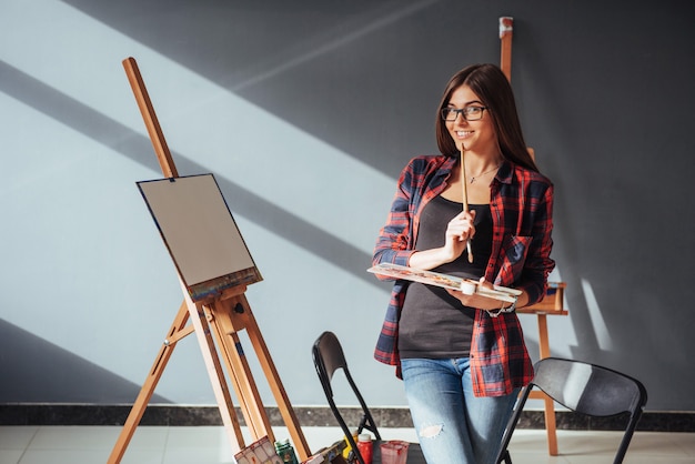 Jeune femme artiste peignant un tableau