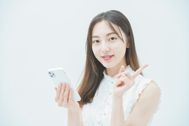 Jeune femme asiatique actionnant un smartphone