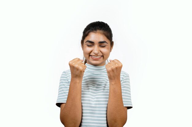 Photo une jeune femme asiatique appréciant dans son excitation l'image d'un sourire joyeux