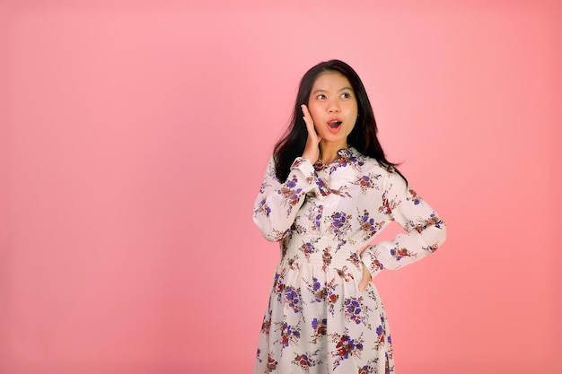 jeune femme asiatique aux cheveux noirs criant d'expression