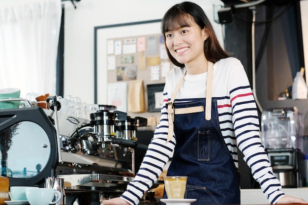 Jeune femme asiatique Barista.