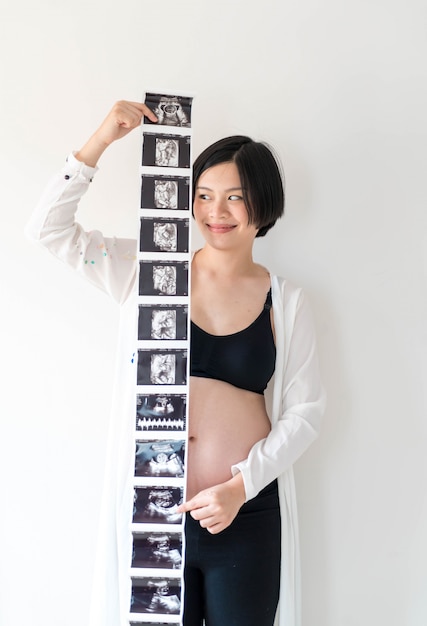 Jeune femme asiatique belle avec un film à ultrasons