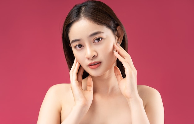 jeune femme asiatique avec une belle peau