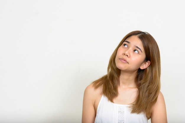 jeune femme asiatique sur blanc