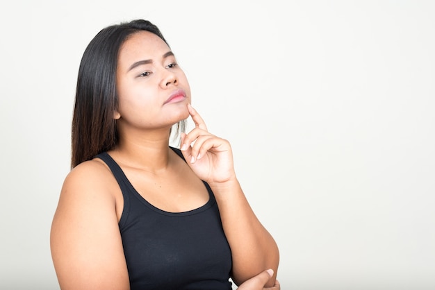 jeune femme asiatique sur blanc