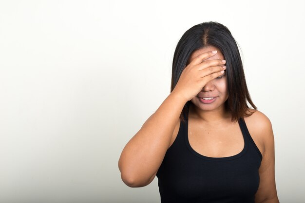 jeune femme asiatique sur blanc