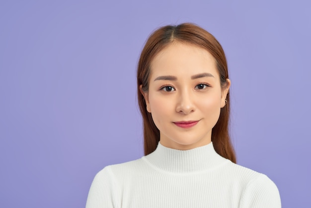 Jeune femme asiatique en bonne santé avec visage souriant.