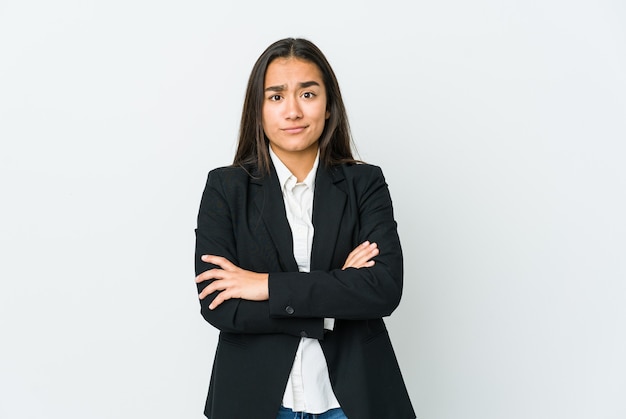 Jeune femme asiatique bussines isolée sur un mur blanc malheureux à la recherche avec une expression sarcastique.