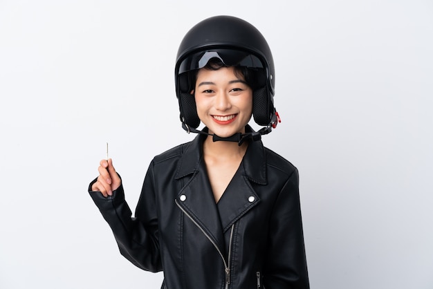 Jeune femme asiatique avec un casque de moto et une clé