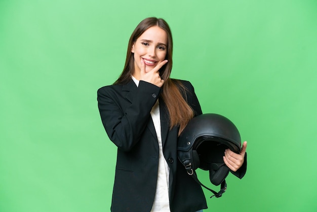 Jeune femme asiatique avec un casque de moto sur fond isolé chroma key heureux et souriant