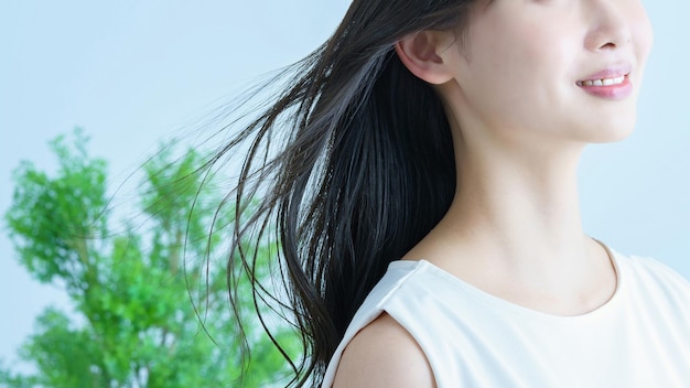 Jeune Femme Asiatique Avec Des Cheveux Flottants Et Un Sourire