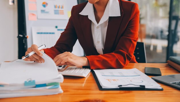 Photo une jeune femme asiatique créative travaille sur un ordinateur portable dans son studio.