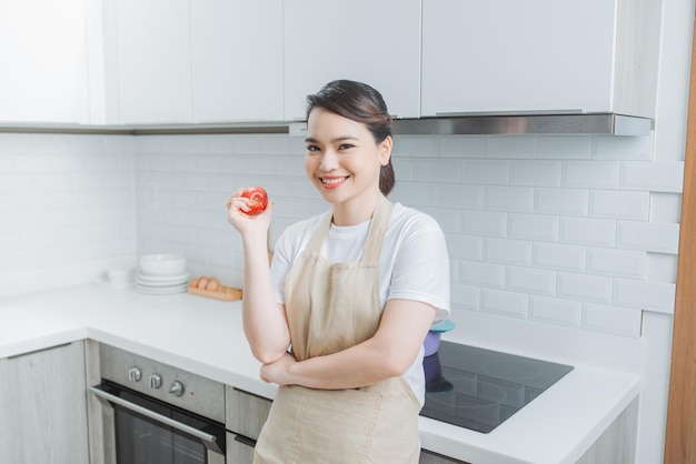 Jeune femme asiatique cuisiner dans la cuisine Cuisiner à la maison Nourriture saine Concept de régime