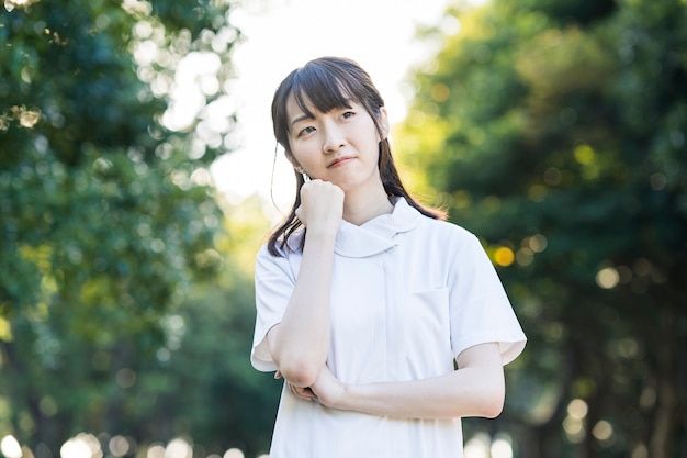 Jeune femme asiatique dans un manteau blanc stressé