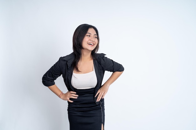 Jeune femme asiatique debout avec les mains sur la taille