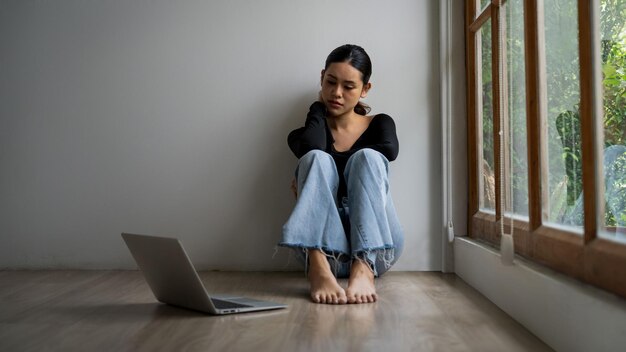 Une jeune femme asiatique déprimée ayant un problème de santé mentale à l'esprit a besoin d'un traitement extrême contre la fatigue excessive, la pensée perturbatrice, l'anxiété dissociale et d'autres troubles de santé mentale