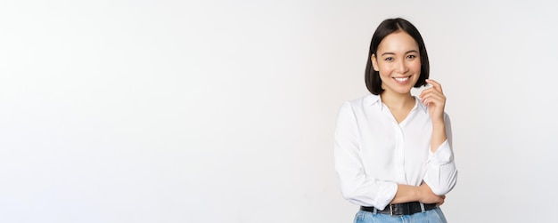 Jeune femme asiatique entrepreneur professionnel debout dans des vêtements de bureau souriant et regardant confiant