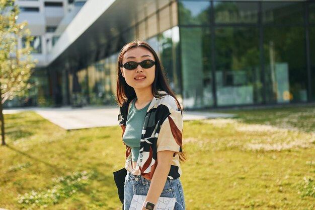 Jeune femme asiatique est à l'extérieur pendant la journée