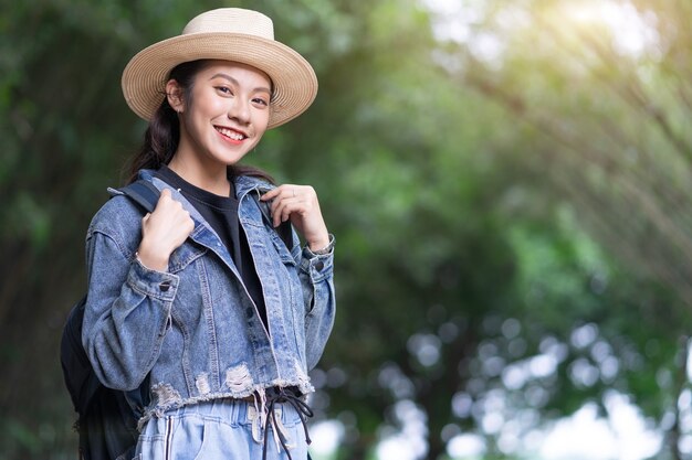 Une jeune femme asiatique explore la forêt en vacances