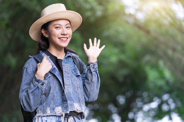 Une jeune femme asiatique explore la forêt en vacances