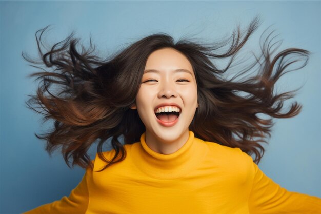 une jeune femme asiatique avec une expression heureuse et réussie