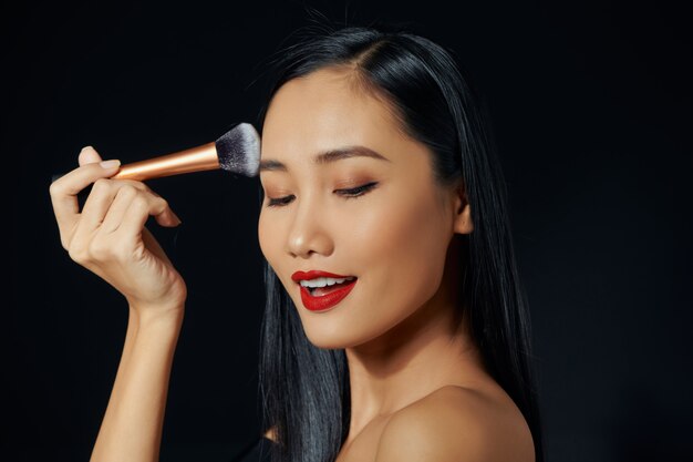 jeune femme asiatique, faire, maquillage