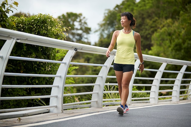 jeune femme asiatique faisant du jogging à l'extérieur