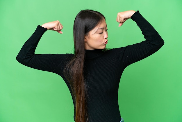 Jeune femme asiatique sur fond isolé chroma key faisant un geste fort