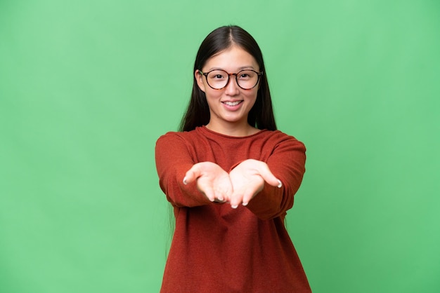 Jeune femme asiatique sur fond isolé comptant huit avec les doigts