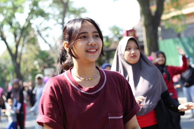 une jeune femme asiatique heureuse dansant au festival d'été une femme asiatique joyeuse s'amusant au festival de musique