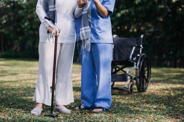 Jeune femme asiatique infirmière à la maison de retraite prendre soin d'un homme âgé handicapé