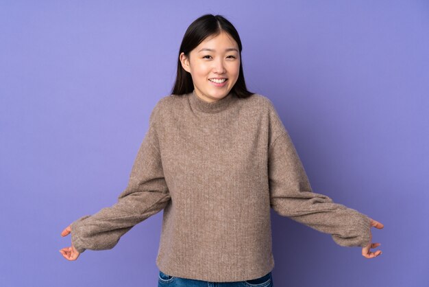 Jeune, femme asiatique, isolé, pourpre, mur, heureux, et, sourire