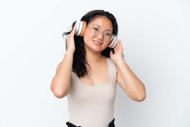 Jeune femme asiatique isolée sur fond blanc, écouter de la musique