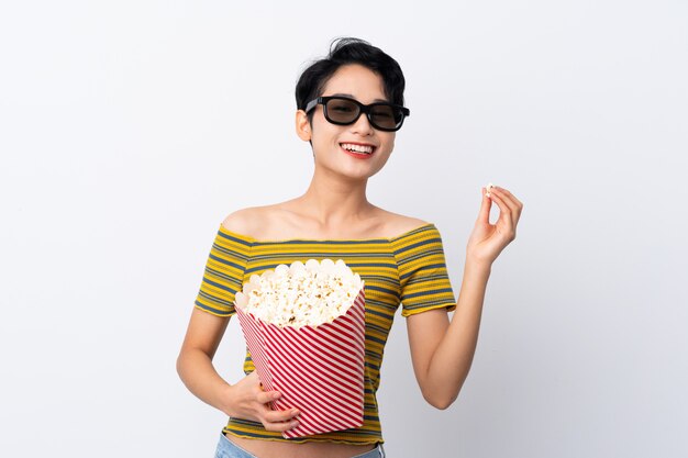 Jeune femme asiatique avec des lunettes 3d et tenant un gros seau de pop-corn